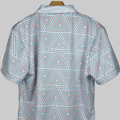 Short-sleeve shirt with geometric triangle pattern on a plain background